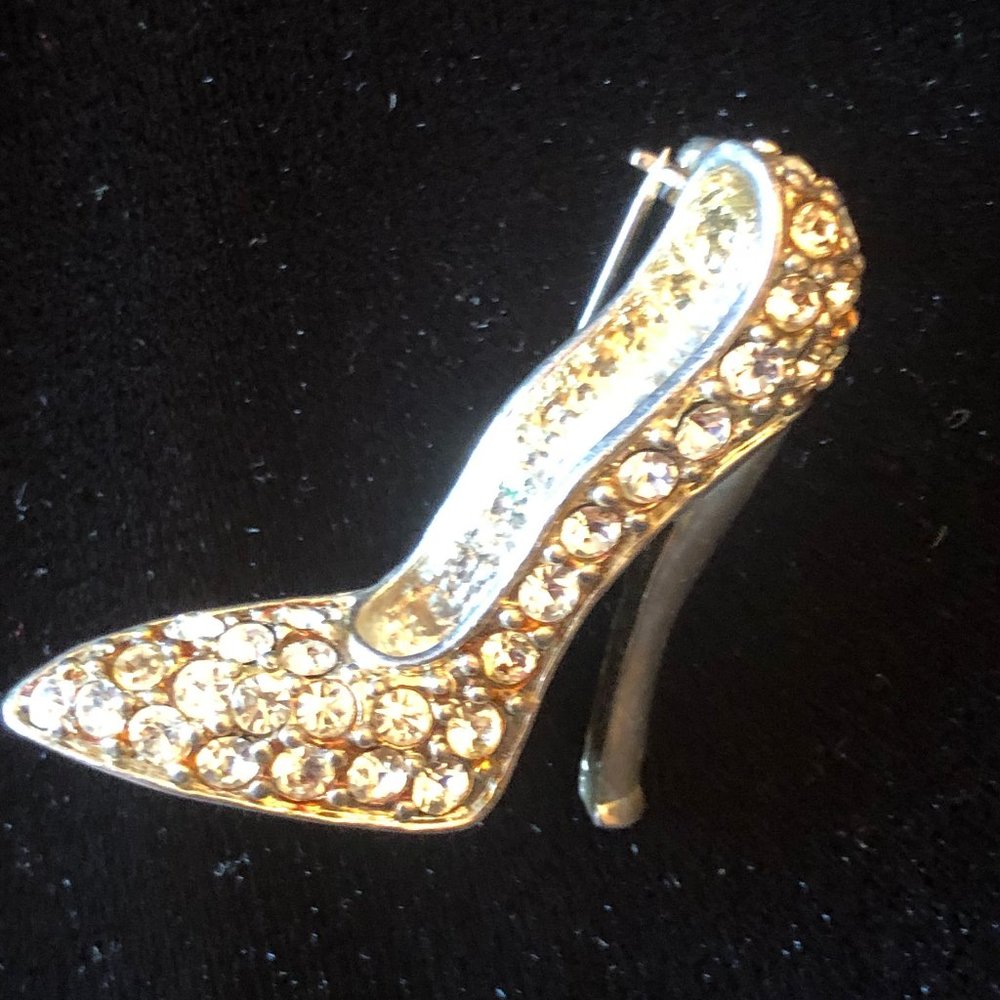 Chic "diamond"-studded  high heel brooch